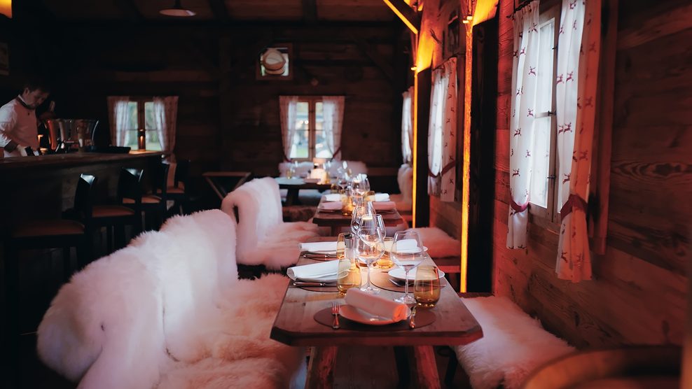 Rustikale Holztische, Kunstfelle: Das Ambiente soll an eine Berghütten erinnern.