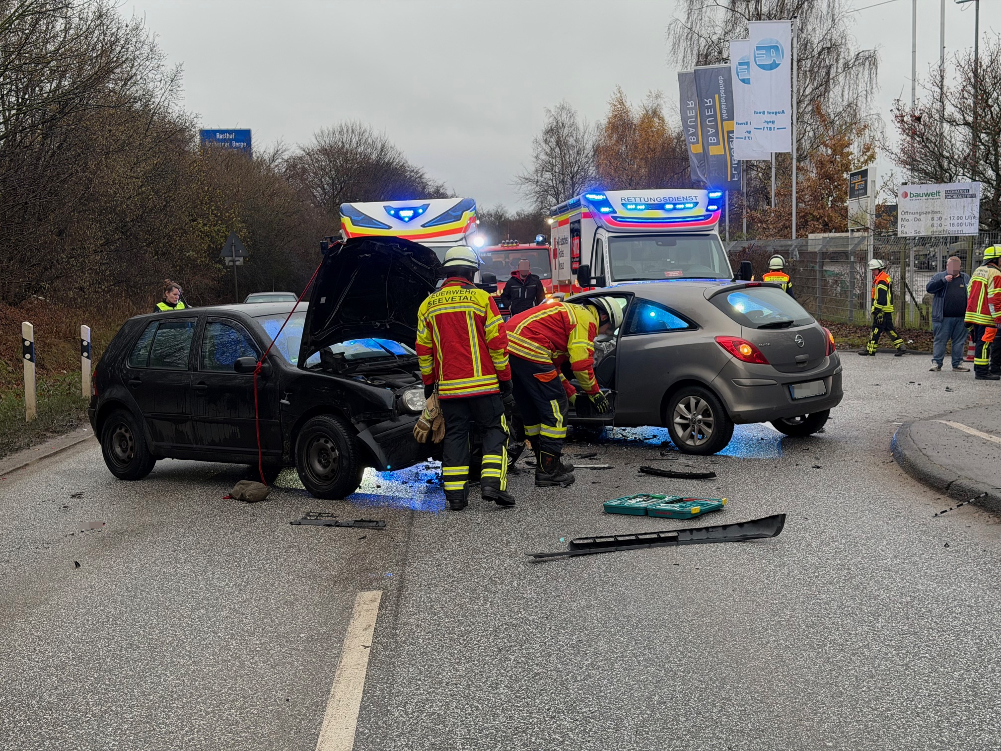 Mehrere Einsatzkräfte stehen an den zwei beschädigten Autos.