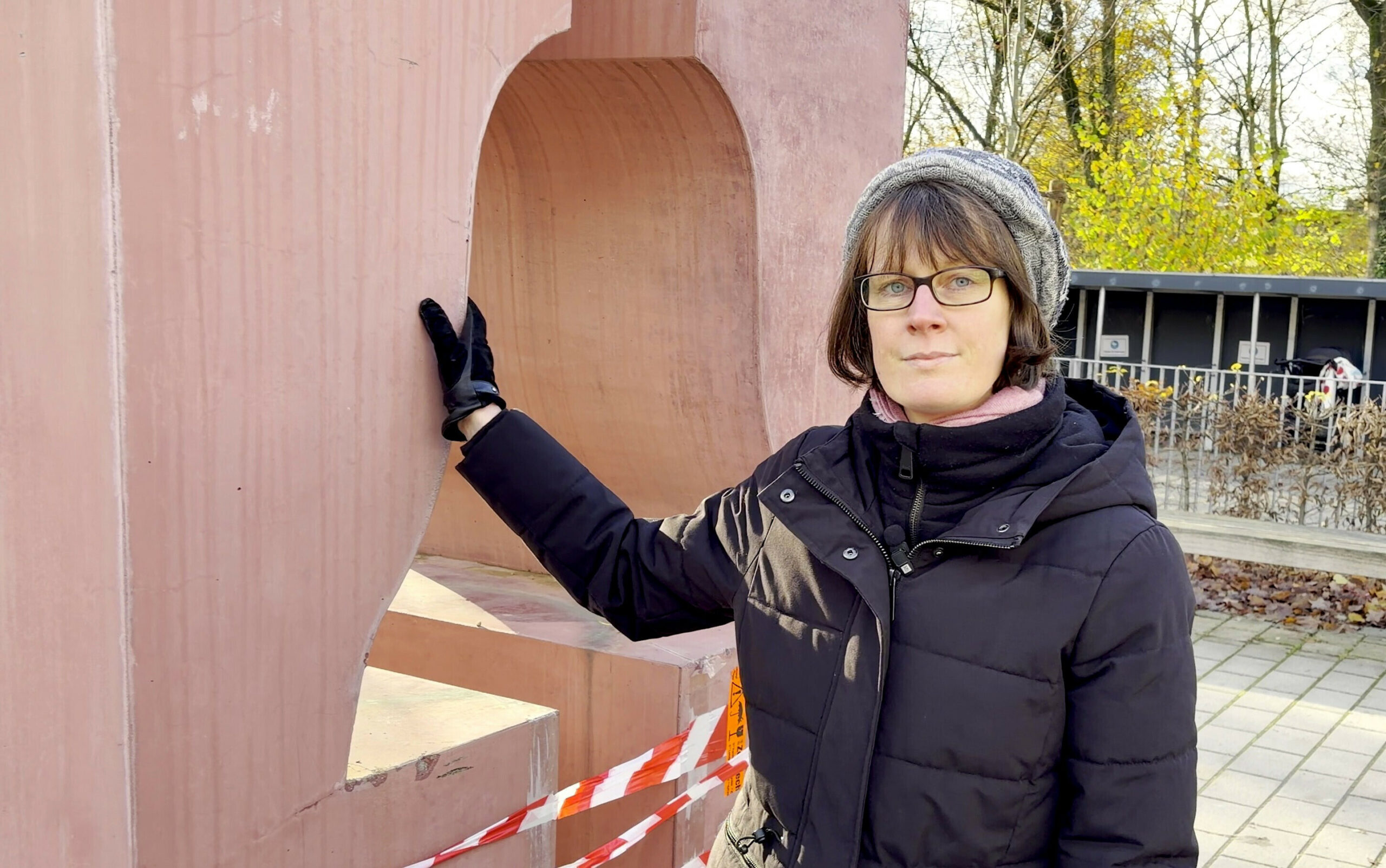 Pastorin Angela Walther steht neben einem leeren Gestell vor der evangelischen Heilig-Geist-Kirche im Bremer Stadtteil Vahr, aus dem eine 300 Kilogramm schwere Bronzeglocke gestohlen wurde.