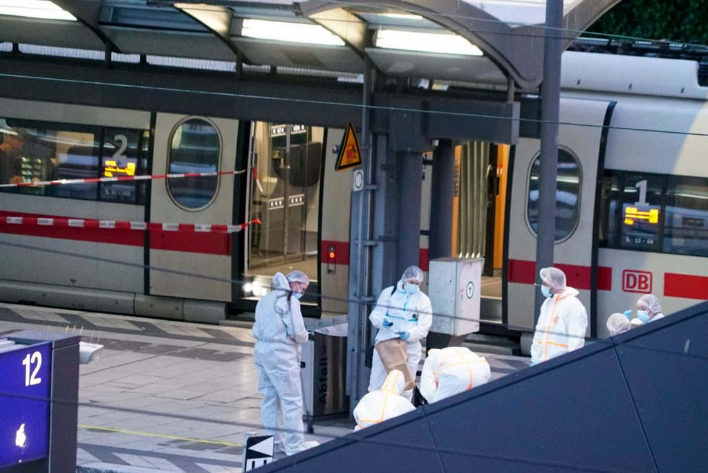 Polizei und Spurensicherung im Einsatz am Tatort Grosseinsatz der Polizei und Feuerwehr