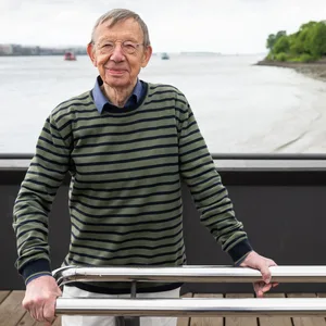 Der Regisseur Hark Bohm am Fähranleger Teufelsbrück.