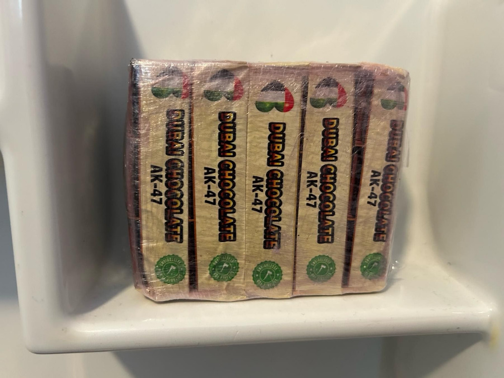 Nahaufnahme des als Dubai-Schokolade verpackten Haschisch.