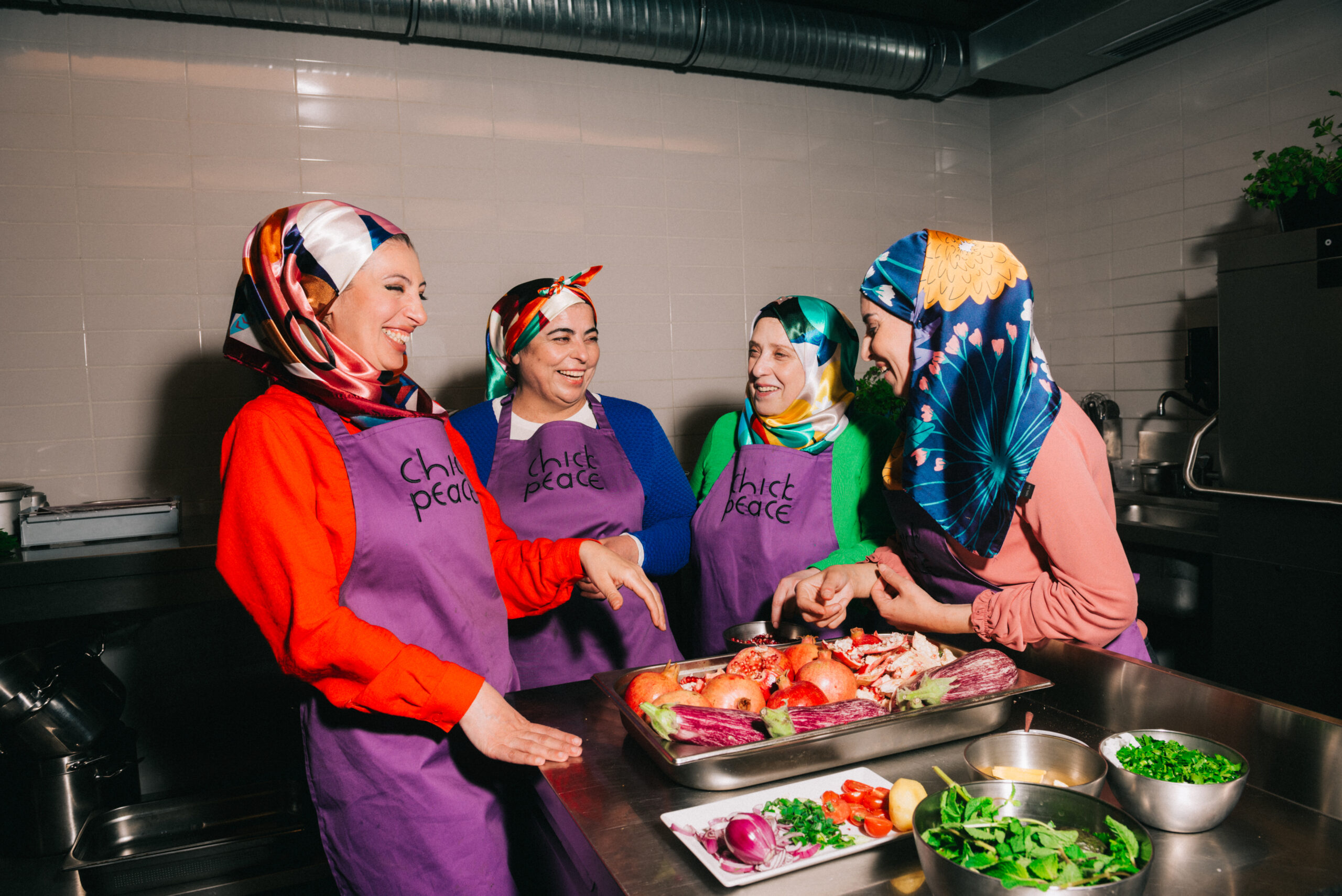 Köchinnen von „Chickpeace“ stehen in einer Küche