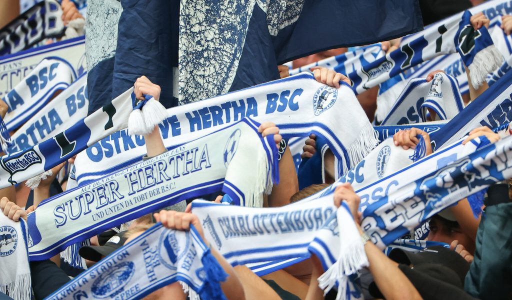 Gruppe-rei-t-Hertha-Fans-die-Schals-ab-sonst-gibt-s-Schl-ge-auf-die-Fresse-