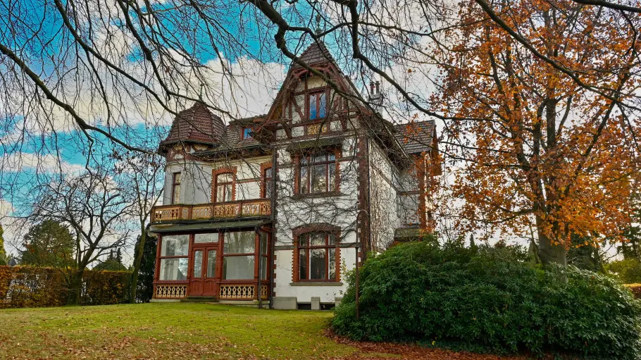 Die Villa Schirmer‘s Ruh steht an der Hauptstraße in Rellingen und wurde vor 124 Jahren erbaut. Seitdem ist das Gebäude durch mehrere Hände gegangen, wurde als Wohnhaus, Bürohaus und Praxissitz genutzt. Nun wird ein neuer Besitzer gesucht.