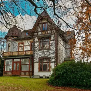 Die Villa Schirmer‘s Ruh steht an der Hauptstraße in Rellingen und wurde vor 124 Jahren erbaut. Seitdem ist das Gebäude durch mehrere Hände gegangen, wurde als Wohnhaus, Bürohaus und Praxissitz genutzt. Nun wird ein neuer Besitzer gesucht.
