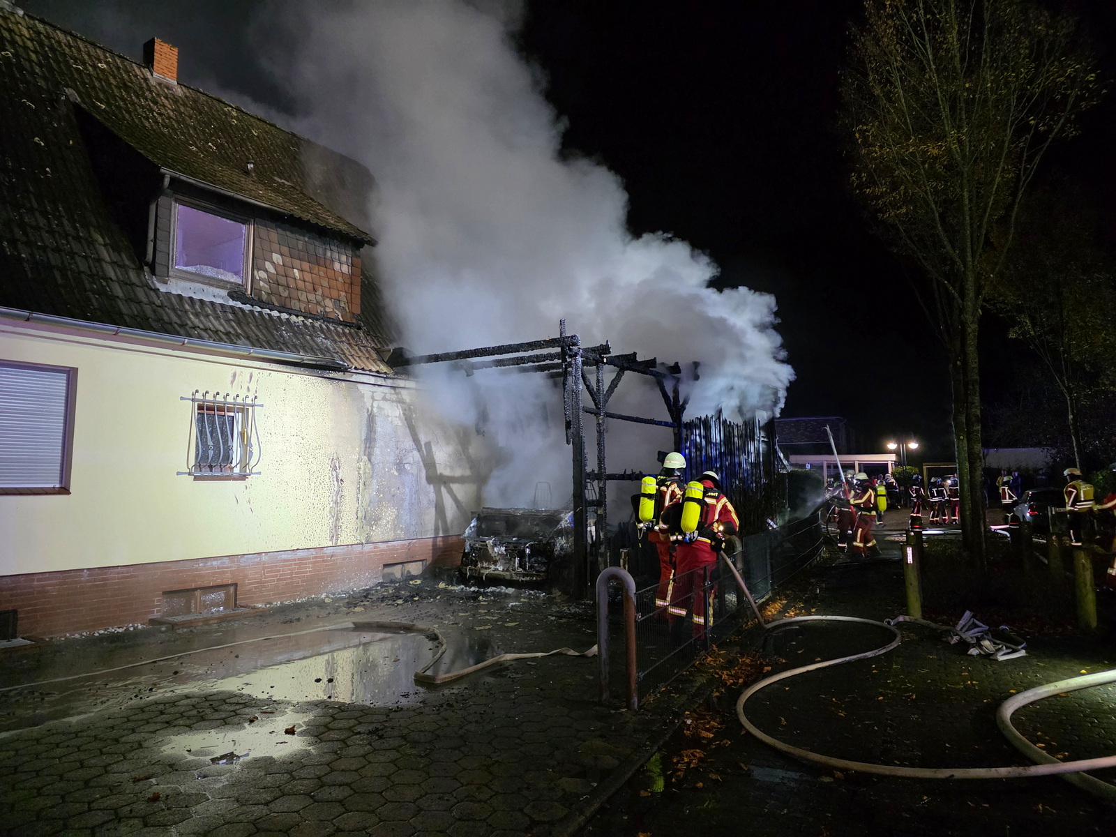Ein in einem Carport geparktes Wohnmobil brannte neben einem Wohnhaus aus.