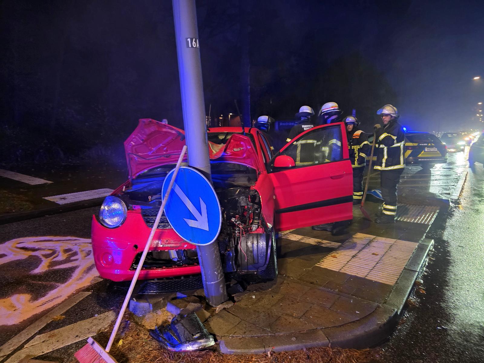 Bei einem Autounfall in Harburg wurde eine Laterne und ein Straßenschild beschädigt.