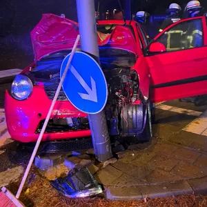 Bei einem Autounfall in Harburg wurde eine Laterne und ein Straßenschild beschädigt.