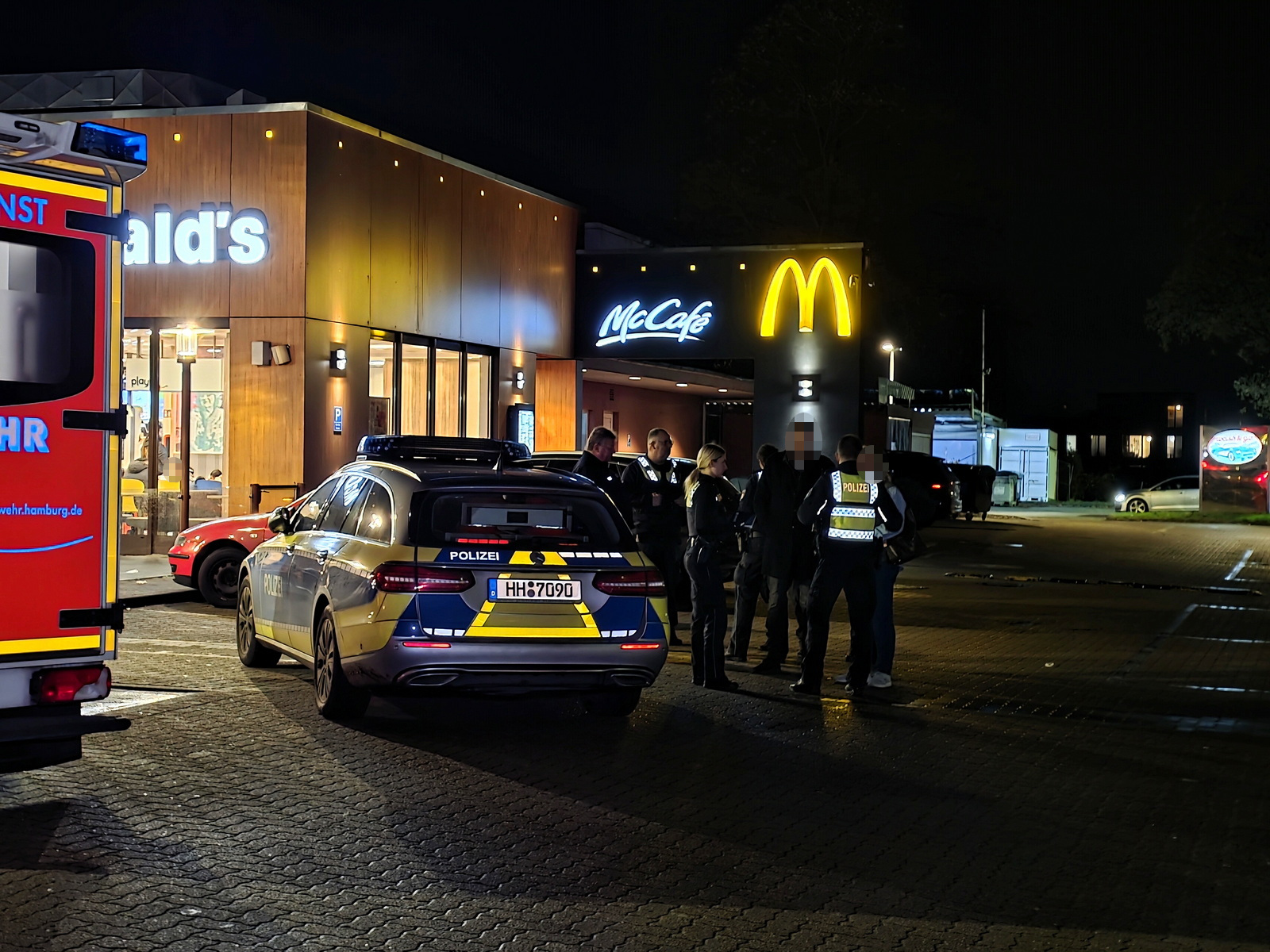 Ein Polizeiwagen steht vor einer McDonald‘s-Filiale.