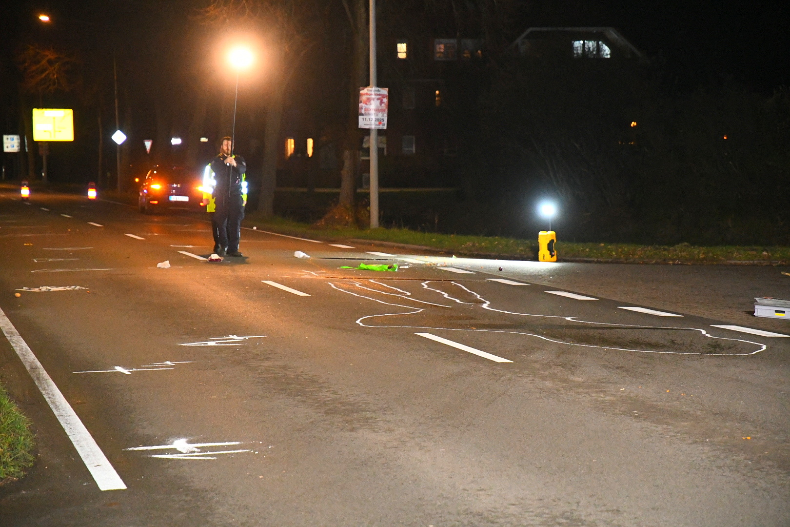 Mann beleuchtet Unfallort