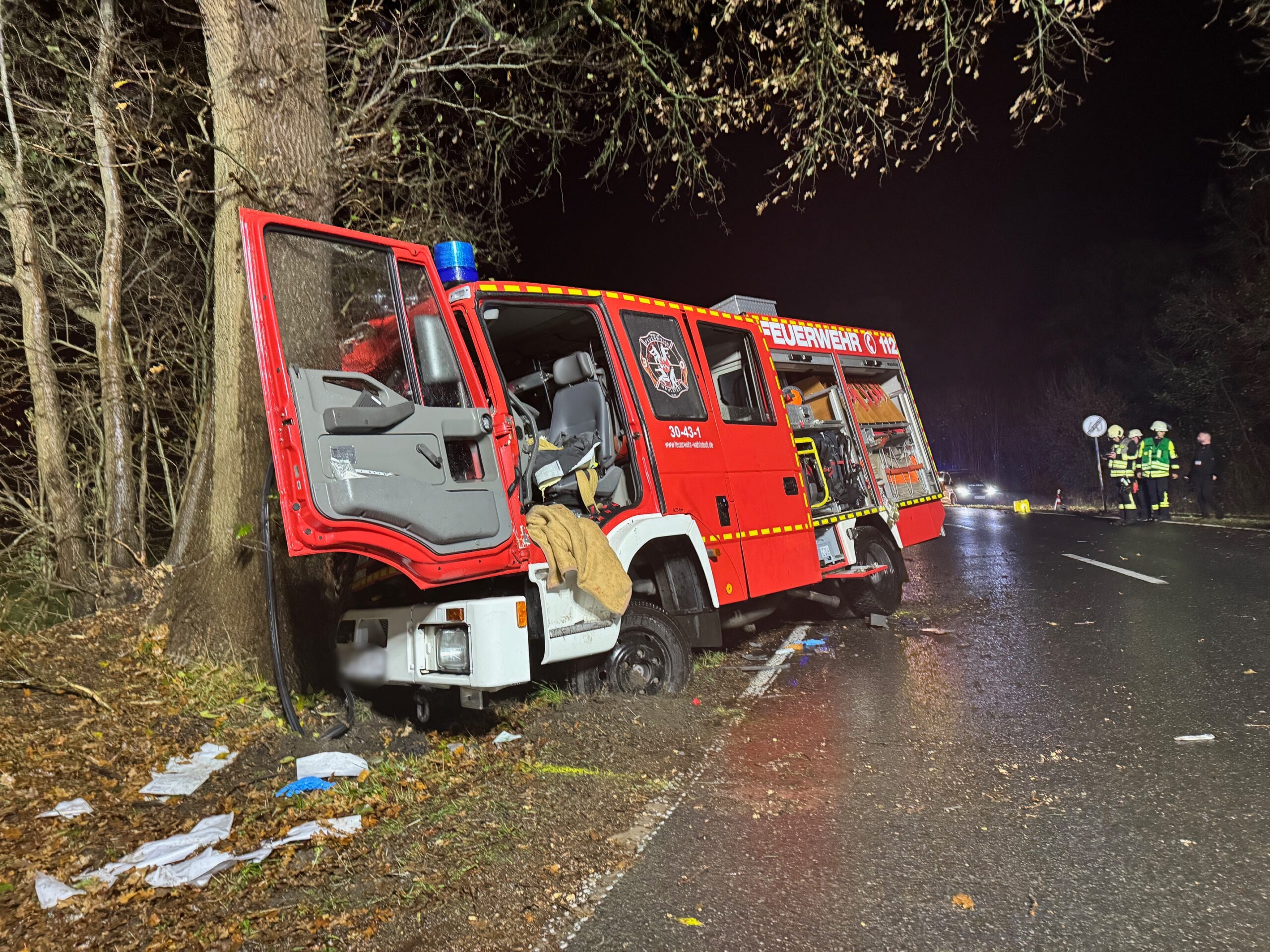 Der Feuerwehrwagen prallte gegen einen Baum.