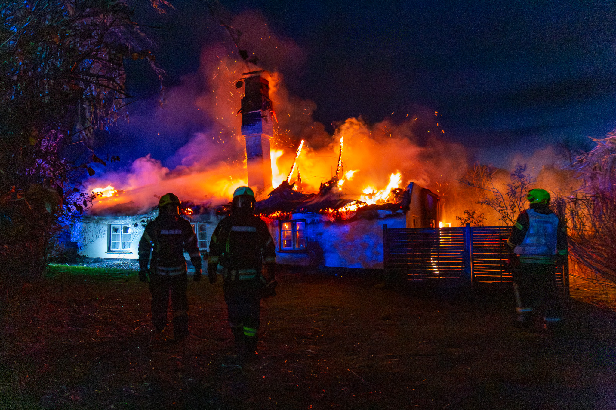 Das Reetdachhaus in Glücksburg wurde durch einen verheerenden Brand komplett zerstört.