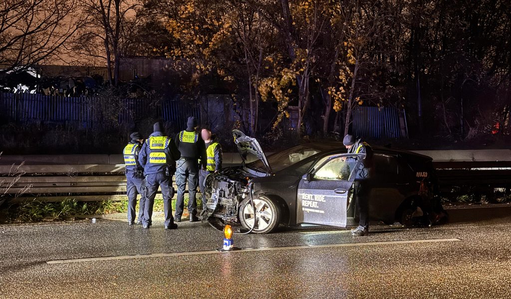 Bei-Regen-Mietwagen-kracht-in-Leitplanke-Fahrer-hat-Gl-ck