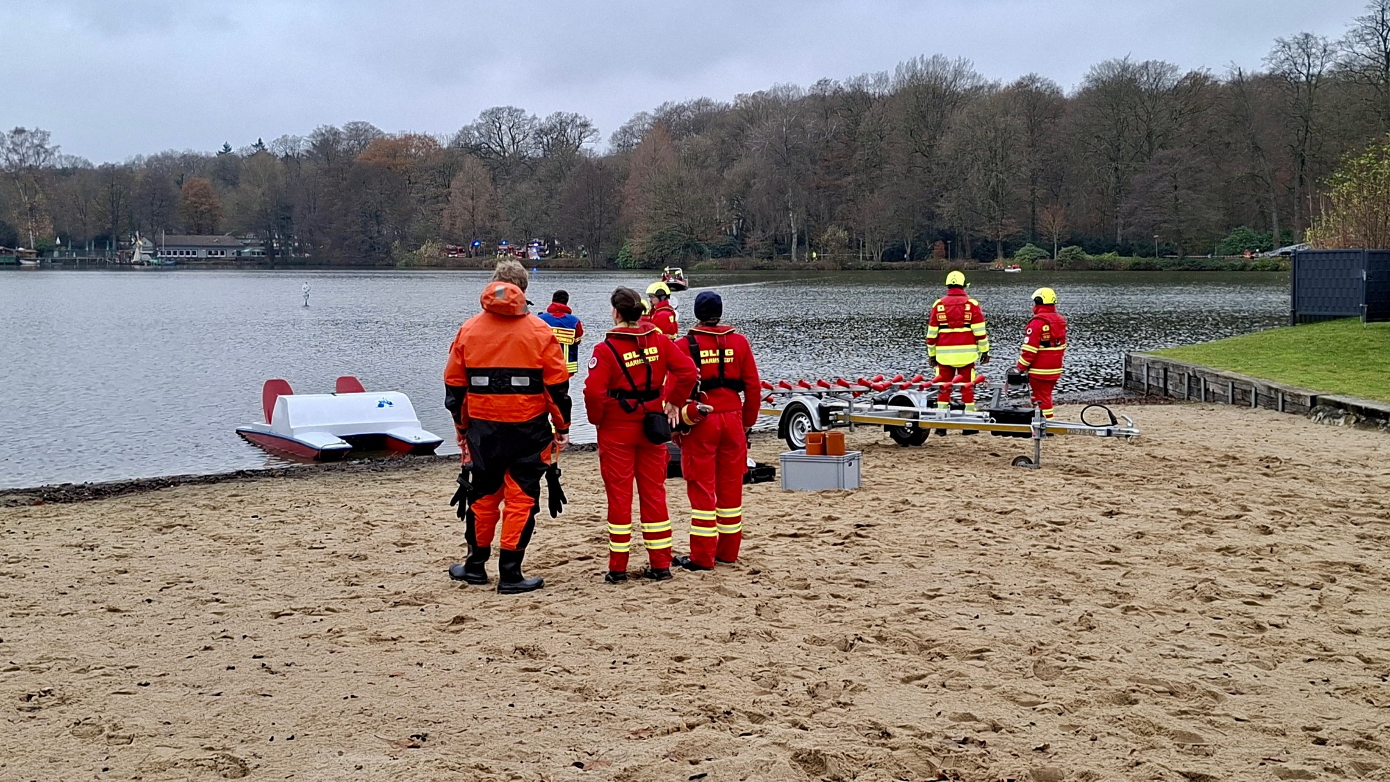 Die Feuerwehr und die DLRG sind am Rantzauer See im Großeinsatz.