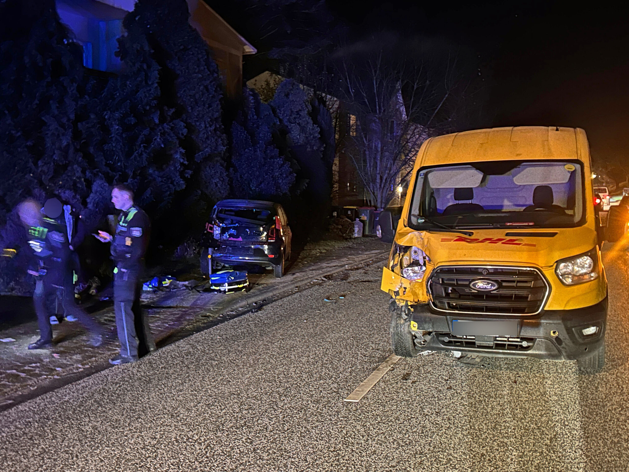 Der Aufprall war so heftig, dass der Kleinwagen mehrere Meter weit auf den Gehweg geschleudert wurde.