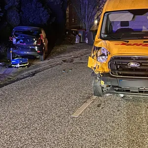 Der Aufprall war so heftig, dass der Kleinwagen mehrere Meter weit auf den Gehweg geschleudert wurde.