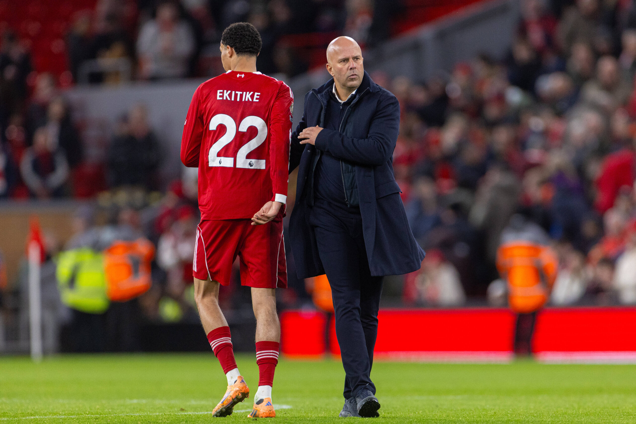 Liverpool-Trainer Arne Slot geht enttäuscht an Hugo Ekitike vorbei