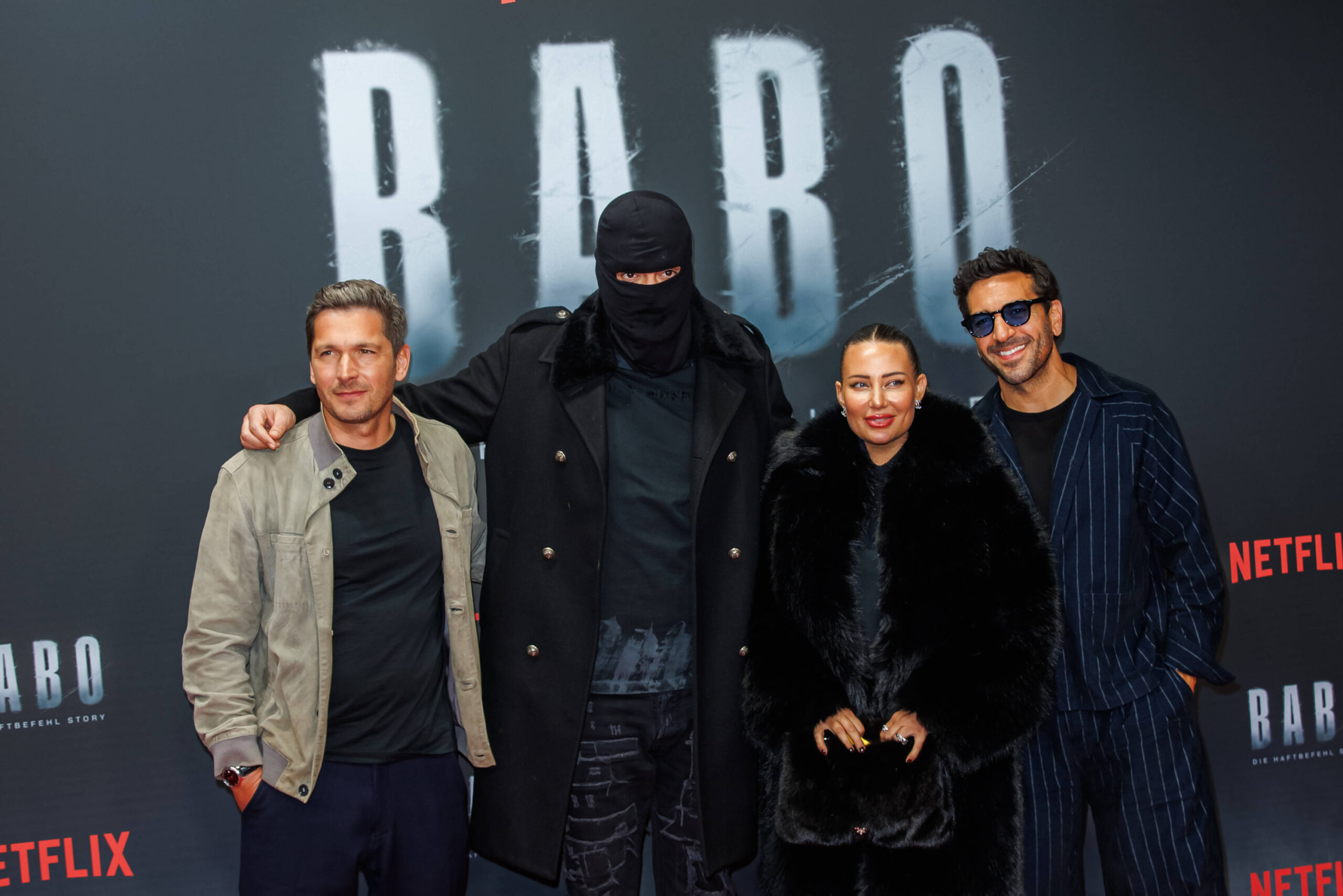 Von links: Paco-Luca Nitsche, Haftbefehl (Aykut Anhan), Nina Anhan und Elyas M Barek bei der Premiere der Netflix-Doku „Babo – Die Haftbefehl Story“ in Berlin.