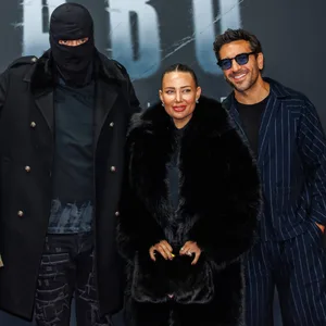 Von links: Paco-Luca Nitsche, Haftbefehl (Aykut Anhan), Nina Anhan und Elyas M Barek bei der Premiere der Netflix-Doku „Babo – Die Haftbefehl Story“ in Berlin.