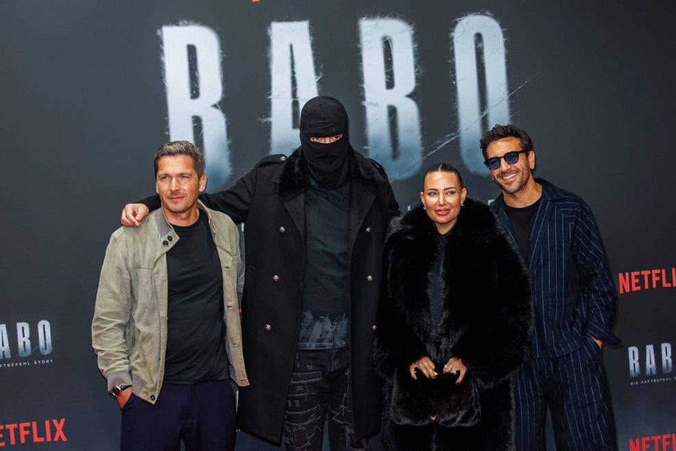 Von links: Paco-Luca Nitsche, Haftbefehl (Aykut Anhan), Nina Anhan und Elyas M Barek bei der Premiere der Netflix-Doku „Babo – Die Haftbefehl Story“ in Berlin.