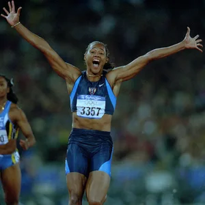 Leichtathletikstar Marion Jones jubelt bei den Olympischen Spielen 2000 in Sydney