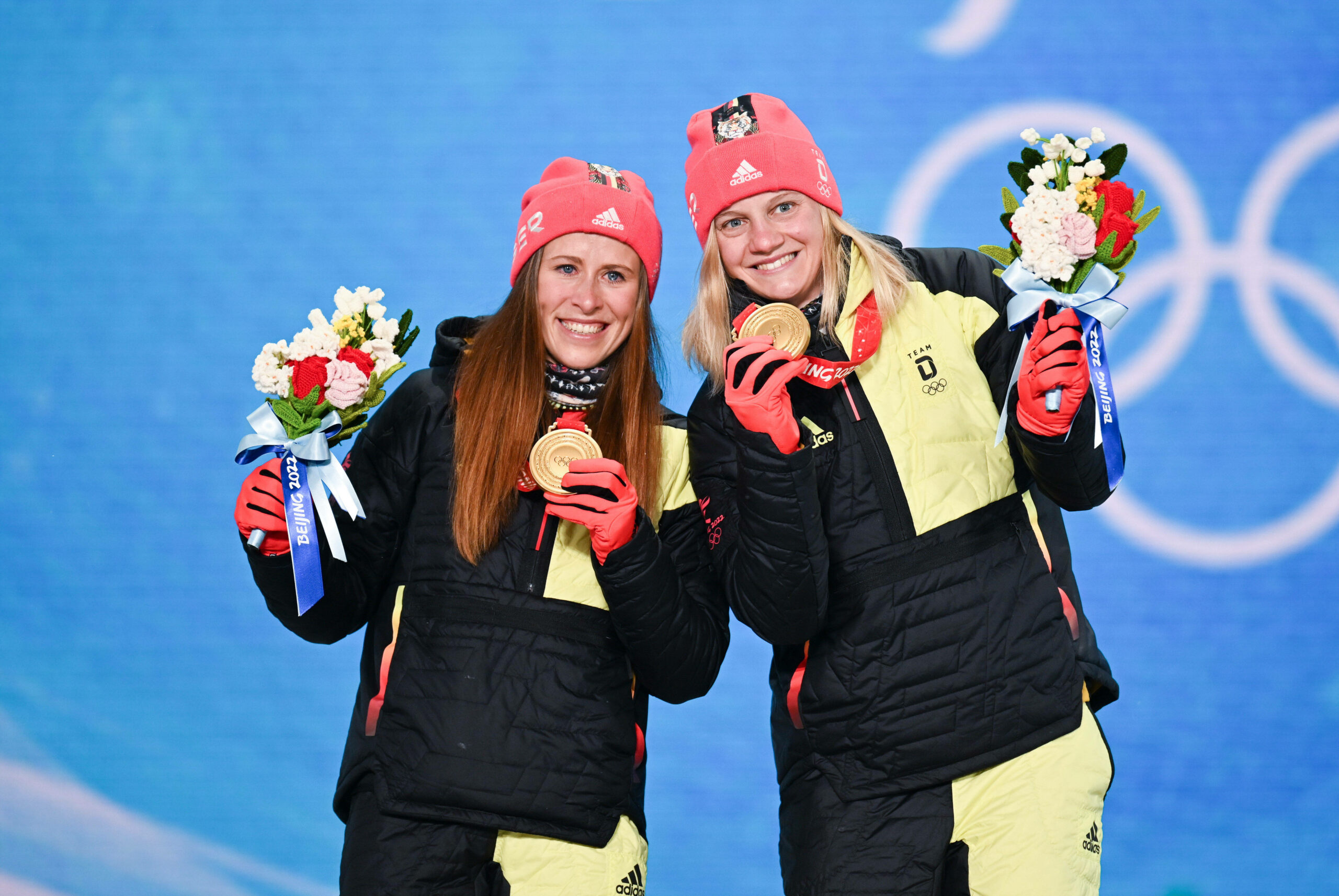 Katharina Hennig und Victoria Carl posieren mit ihrer Goldmedaille