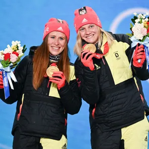 Katharina Hennig und Victoria Carl posieren mit ihrer Goldmedaille