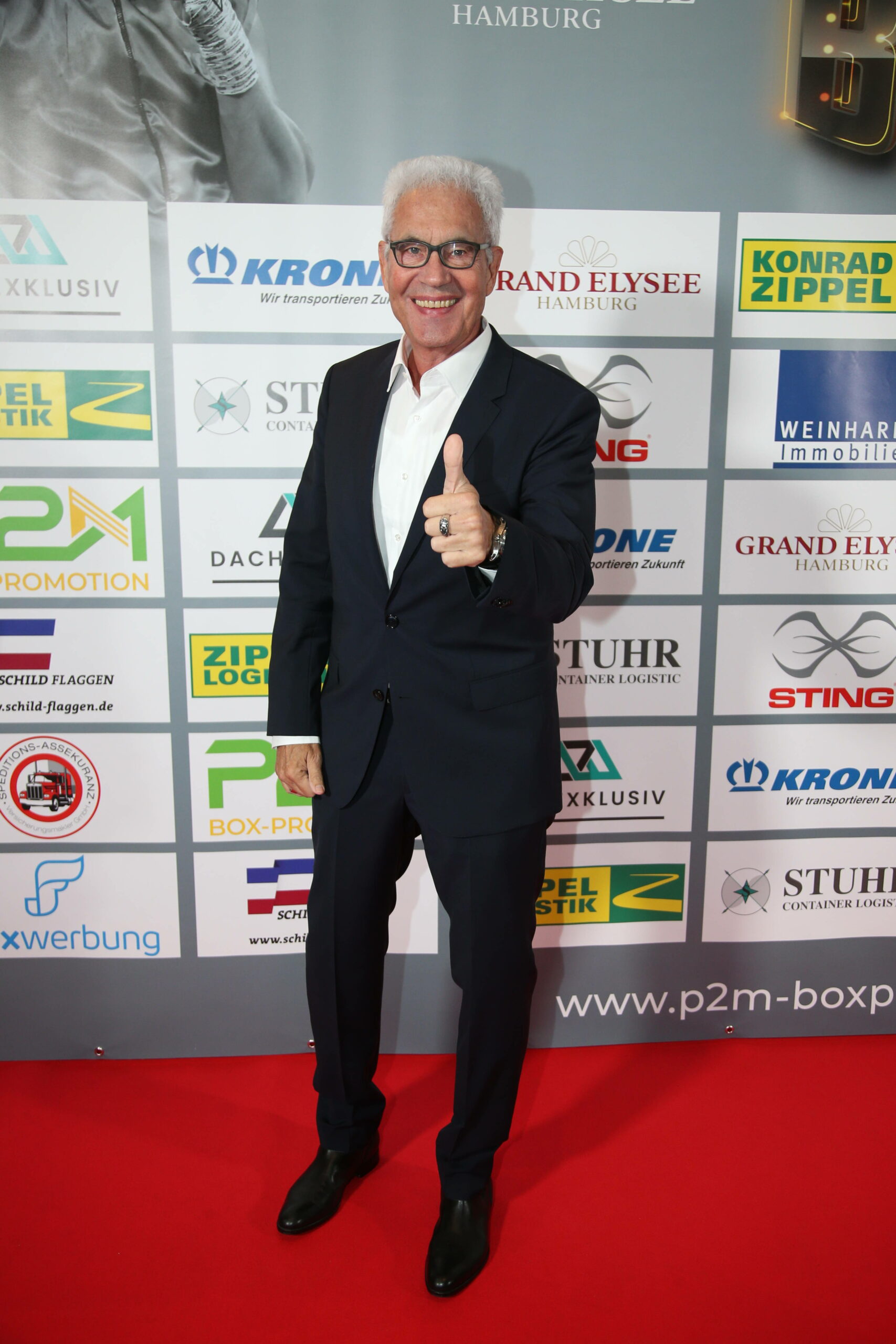 Bernd Bönte zeigt auf dem roten Teppich den Daumen nach oben