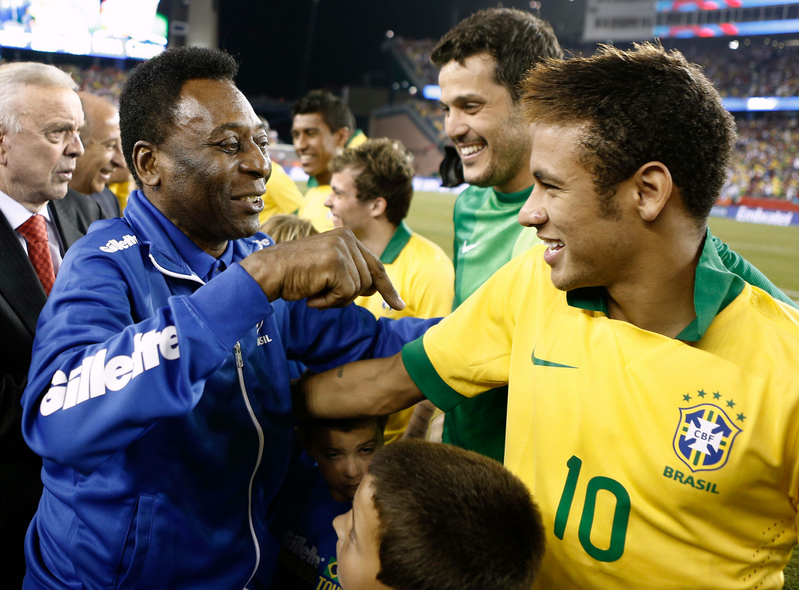 Pele (l.) und Neymar (r.) unterhalten sich vor einem Freundschaftsspiel der Brasilianischen Nationalmannschaft 2013. Hinter den beiden stehen weitere Nationalspieler wie Paulinho und Julio Cesar.
