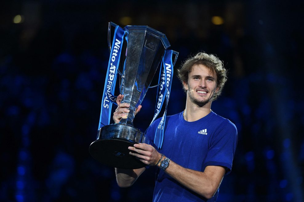 Alexander Zverev mit dem Pokal in Turin
