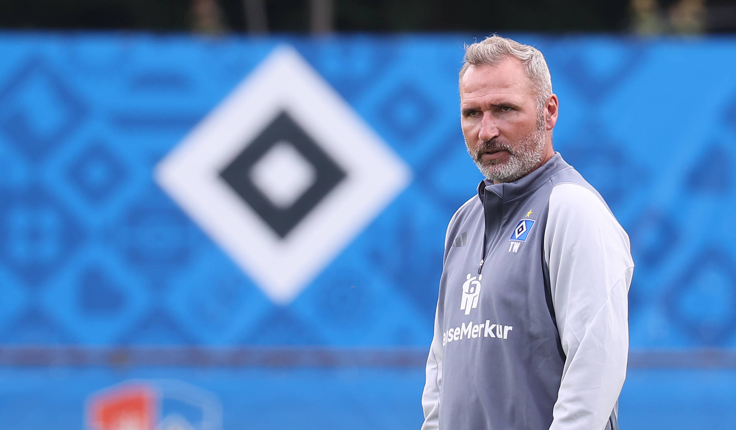 Tim Walter steht vor der HSV-Raute
