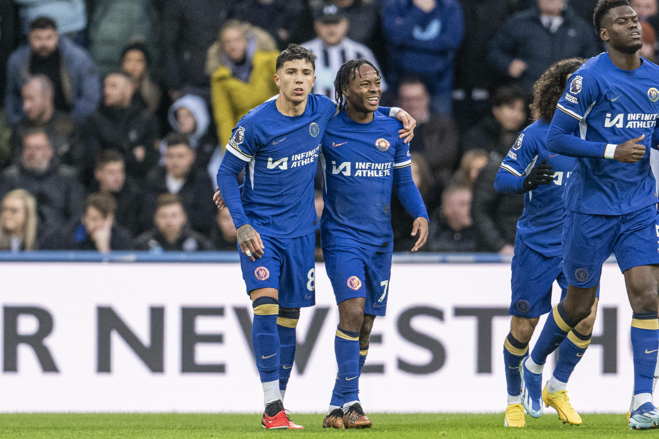 Enzo Fernandez (l.) und Raheem Sterling (r.) vom FC Chelsea beim jubeln