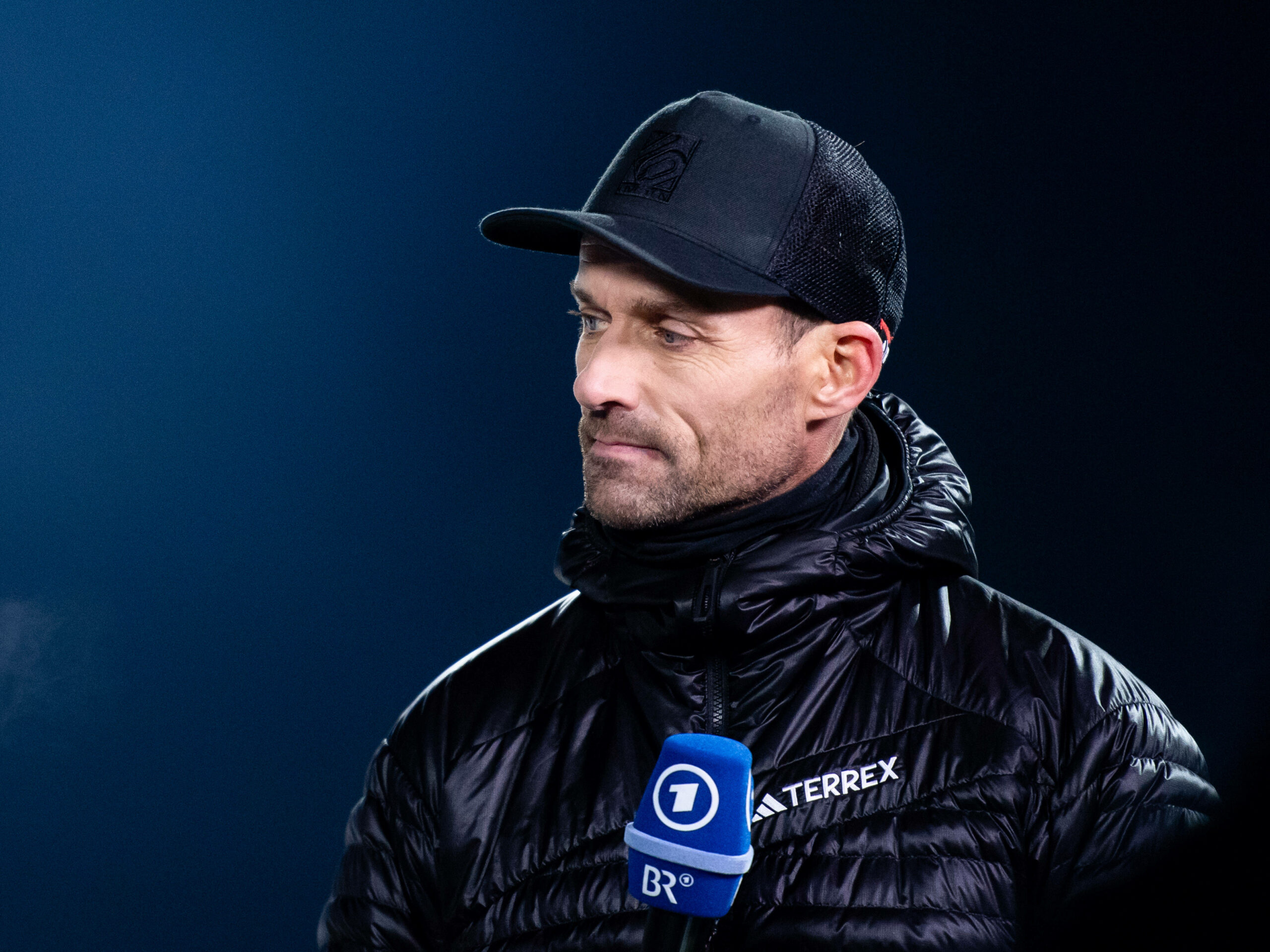 Sven Hannawald im Interview bei seinem Job als ARD-Skiskprung-Experte