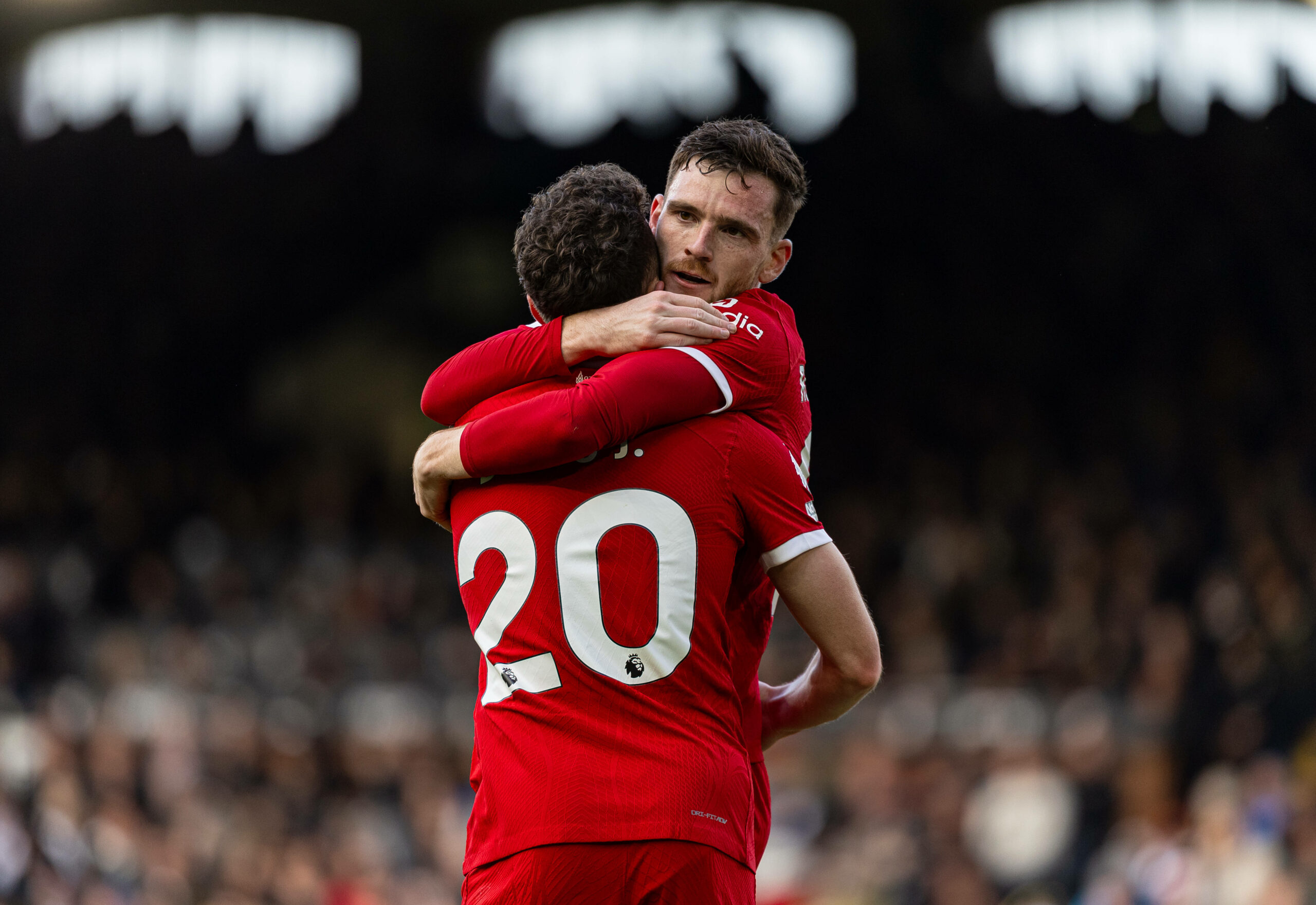 Andy Robertson umarmt seinen guten Freund Diogo Jota (20) nach dessen Treffer zum 3:0 gegen Fulham im Januar 2024