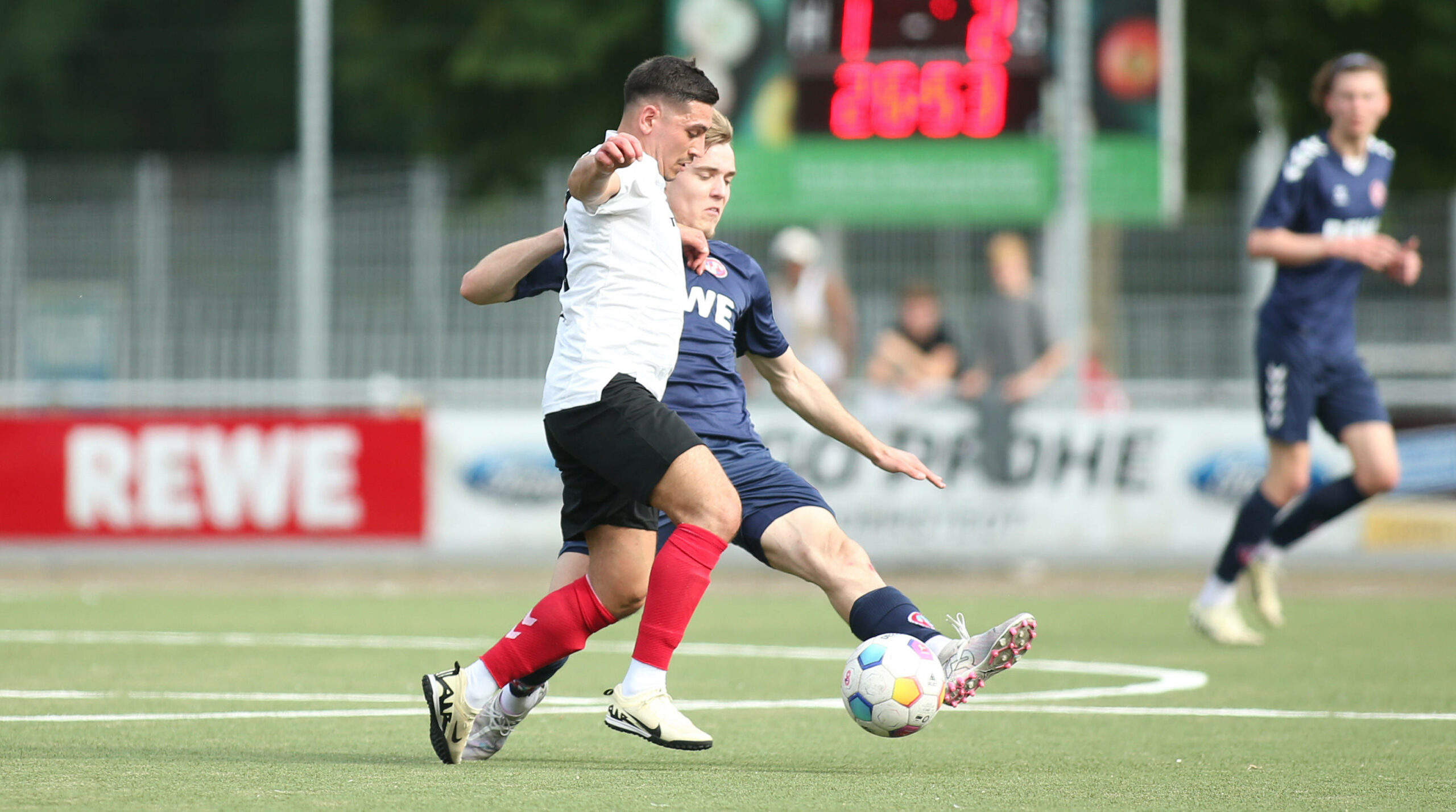 Oguzhan Acar im Zweikampf mit Ognien Lukic