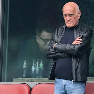 Hannover 96 Aufsichtrats-Boss Martin Kind auf der Tribüne bei einem Spiel von Hannover 96