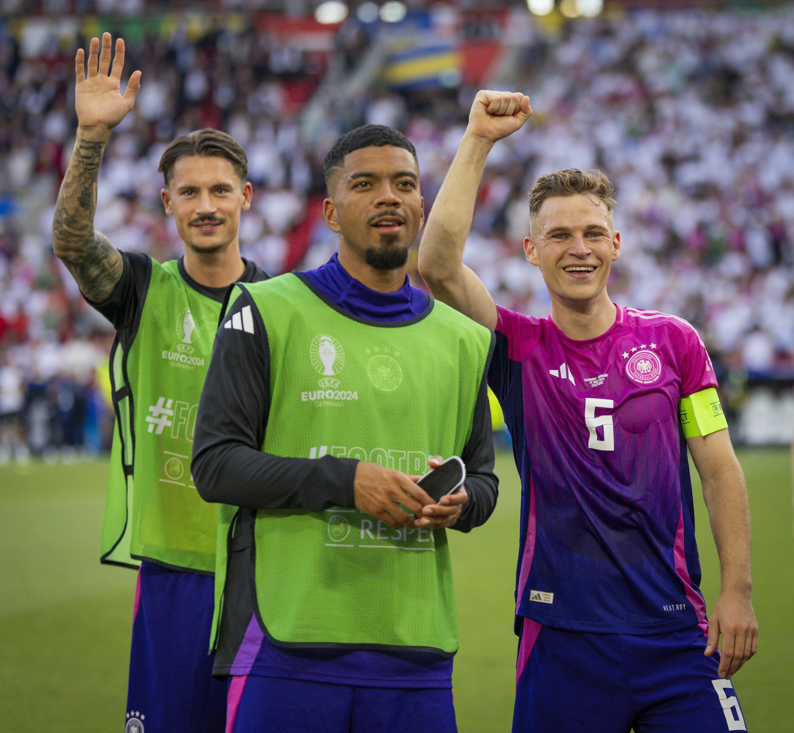Robin Koch (l.), Benjamin Henrichs (m.) und Joshua Kimmich (r.) jubeln nach einem Sieg des DFB-Teams