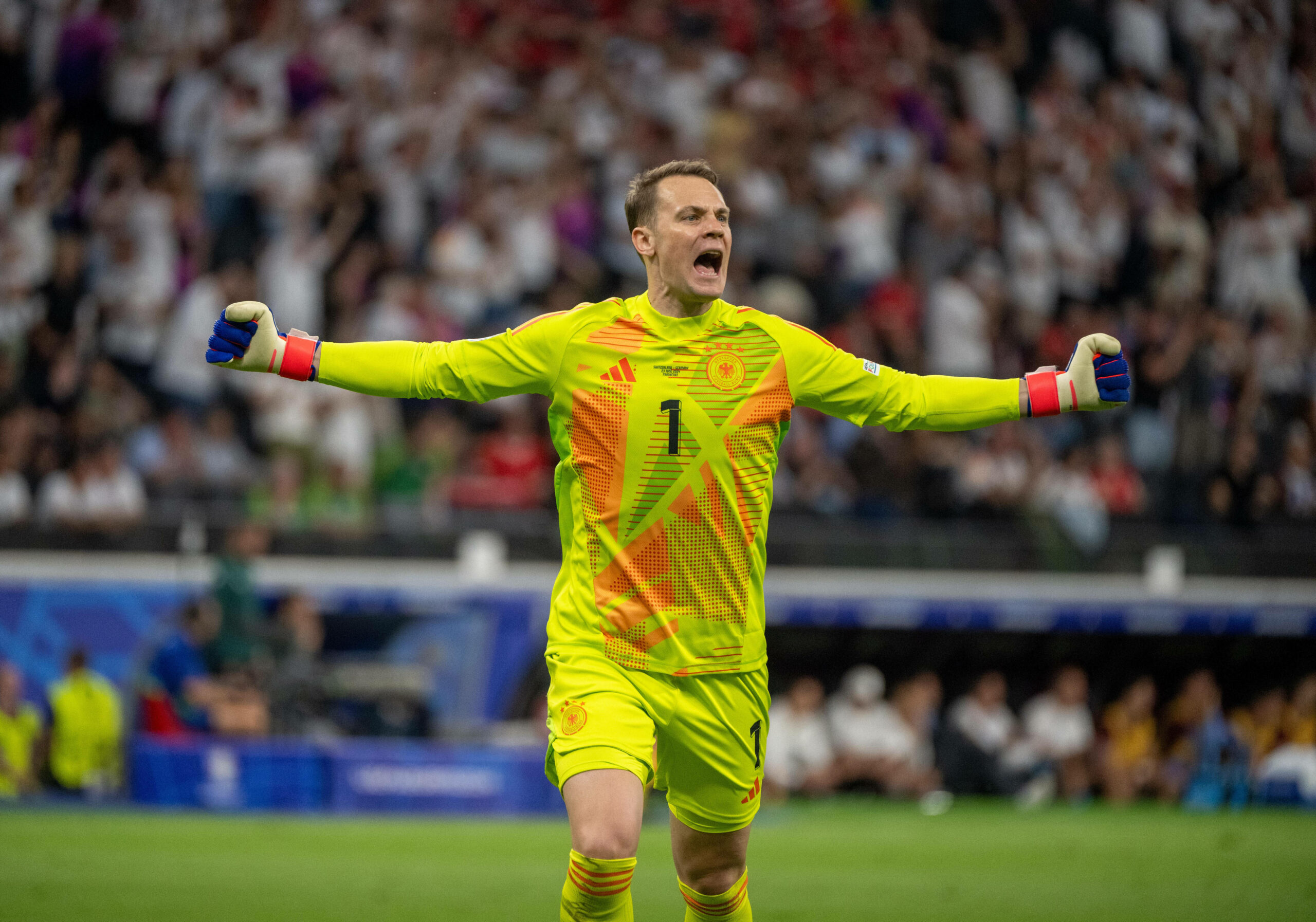 Manuel Neuer jubelt bei der Europameisterschaft 2024 im Trikot des DFB-Teams