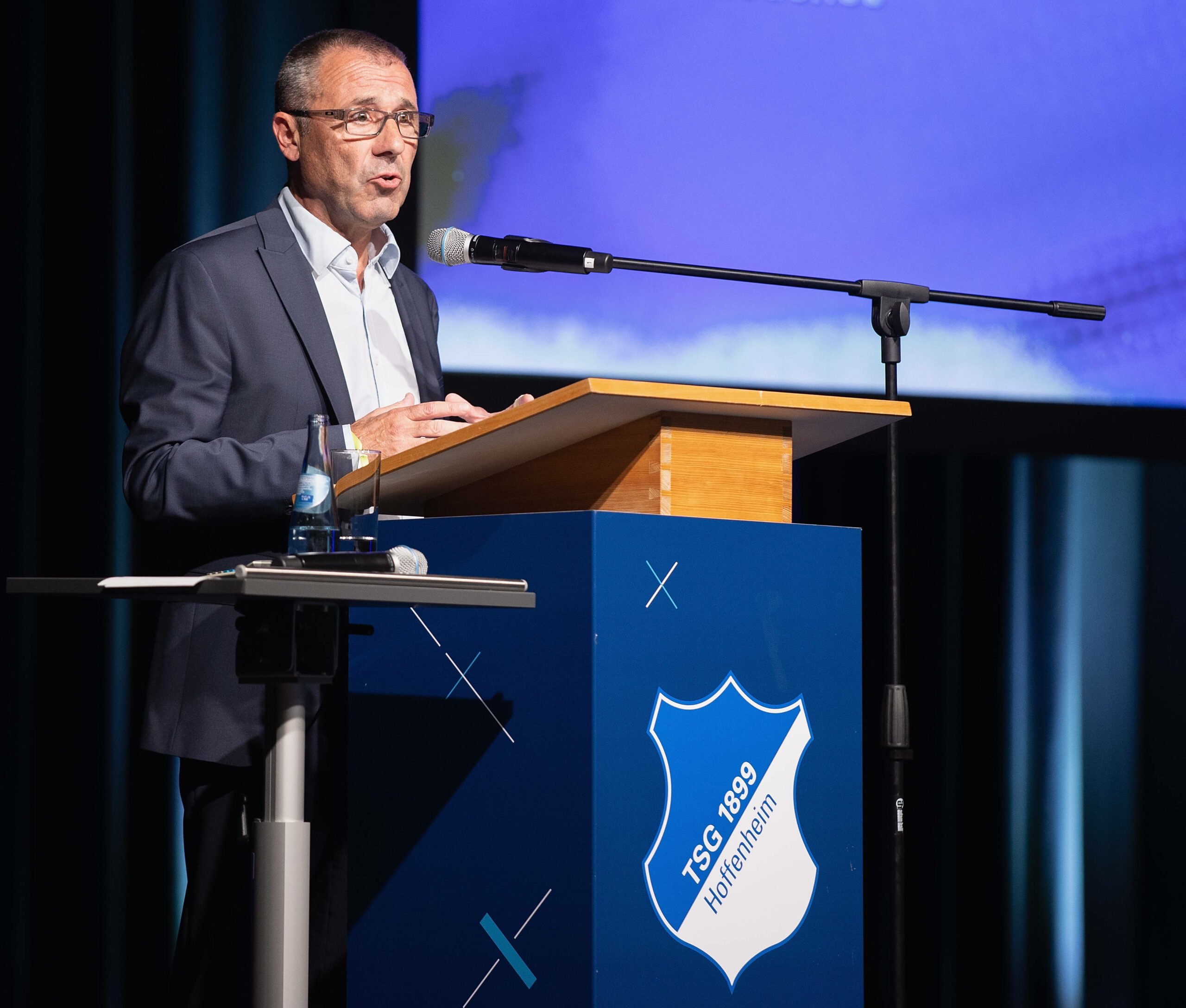 Jörg Albrecht spricht auf einer Bühne