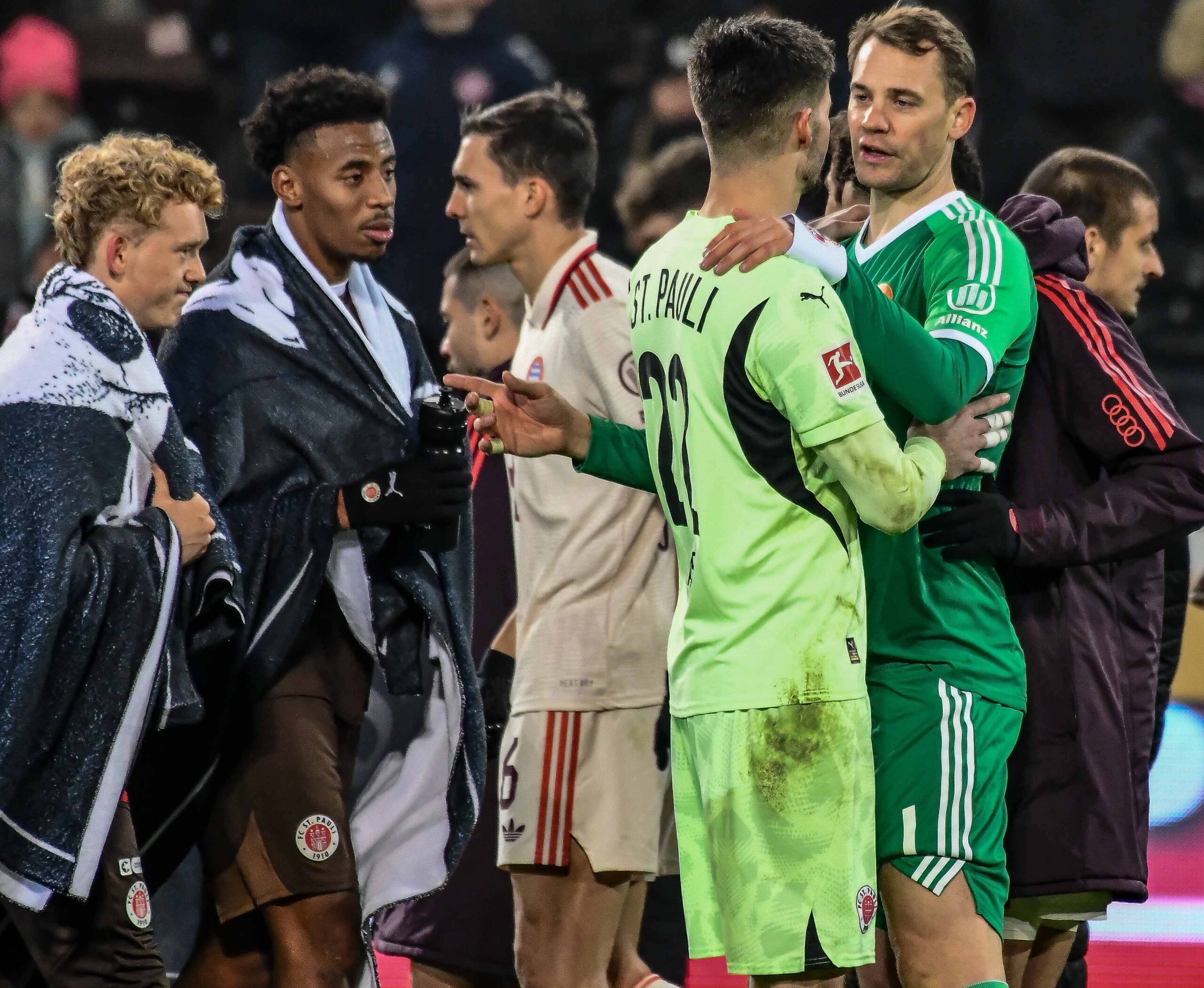 Nikola Vasilj mit Manuel Neuer