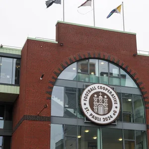 Südseite des Millerntorstadions mit FCSP eG-Wappen