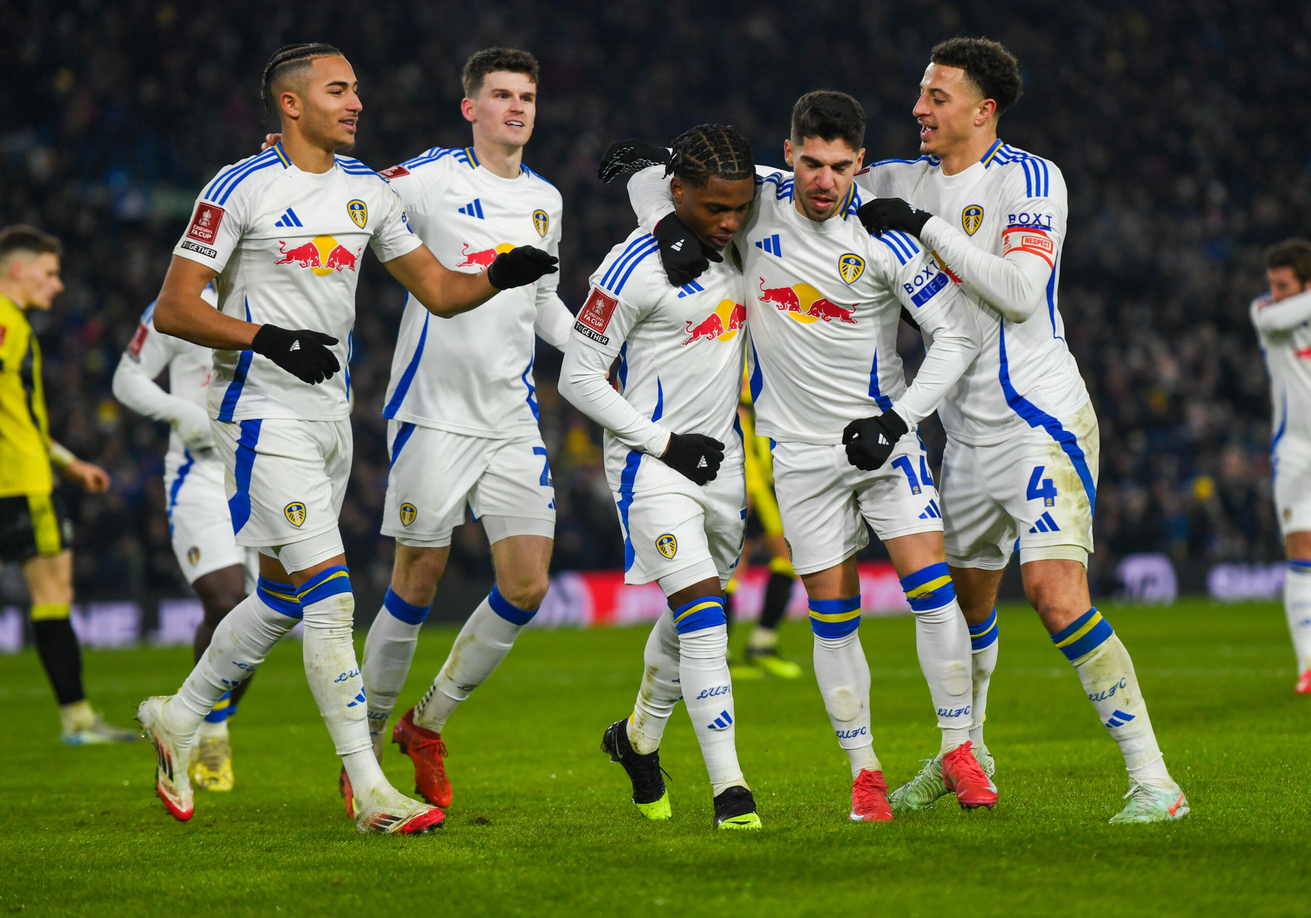 Eine Gruppe von Leeds United Spielern bejubelt das Tor von Largie Ramazani (m.)