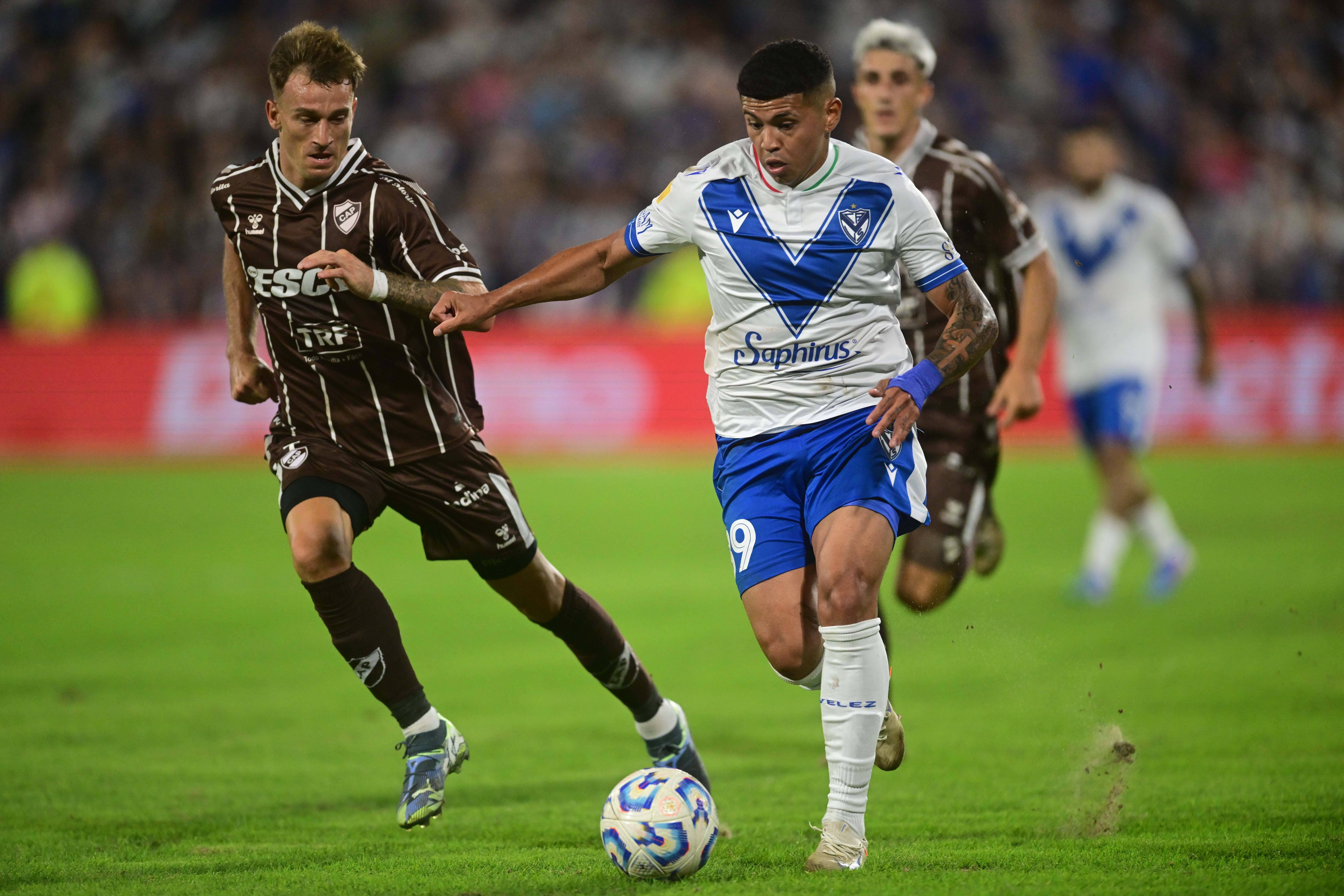 Imanol Machuca (Velez Sarsfield), einer der sieben gesperrten Spieler im Einbürgerungsskandal, im Dribbling für seinen Verein