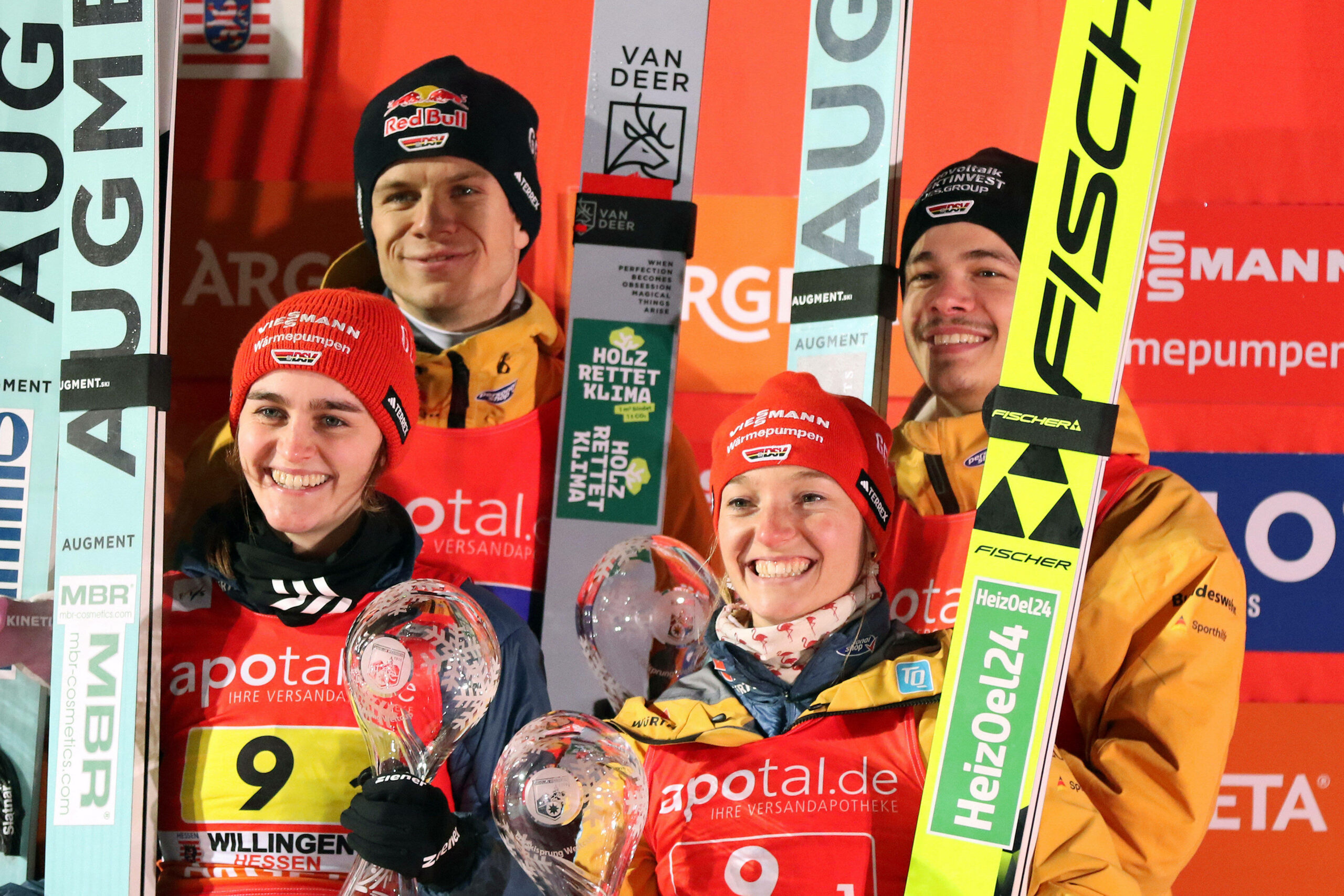 Andreas Wellinger und Philipp Raimund erreichen beim FIS Skisprung Weltcup, im Mixed, gemeinsam mit Katharina Schmid und Selina Freitag den dritten Platz