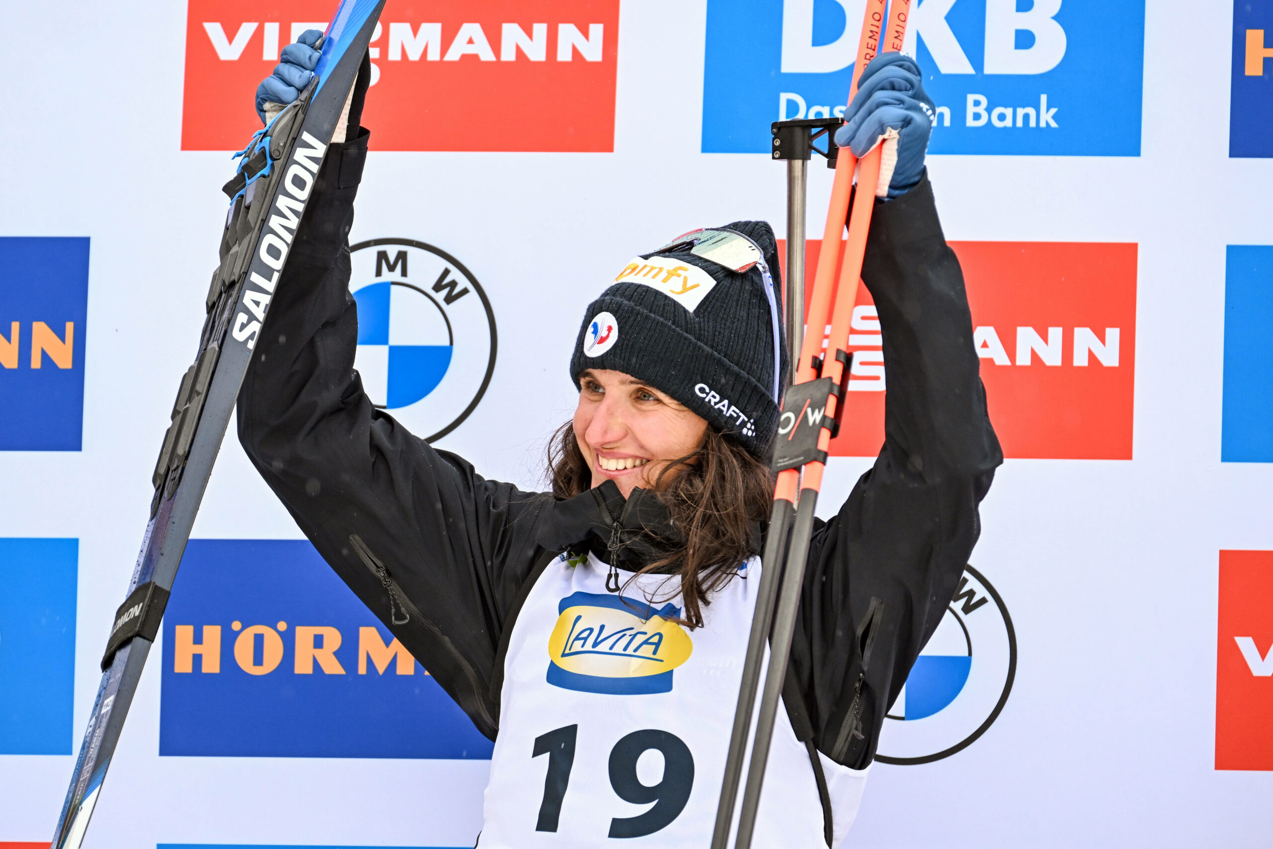 Julia Simon (29) jubelnd auf dem Podium nach einem Weltcup-Rennen