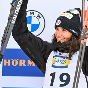 Julia Simon (29) jubelnd auf dem Podium nach einem Weltcup-Rennen
