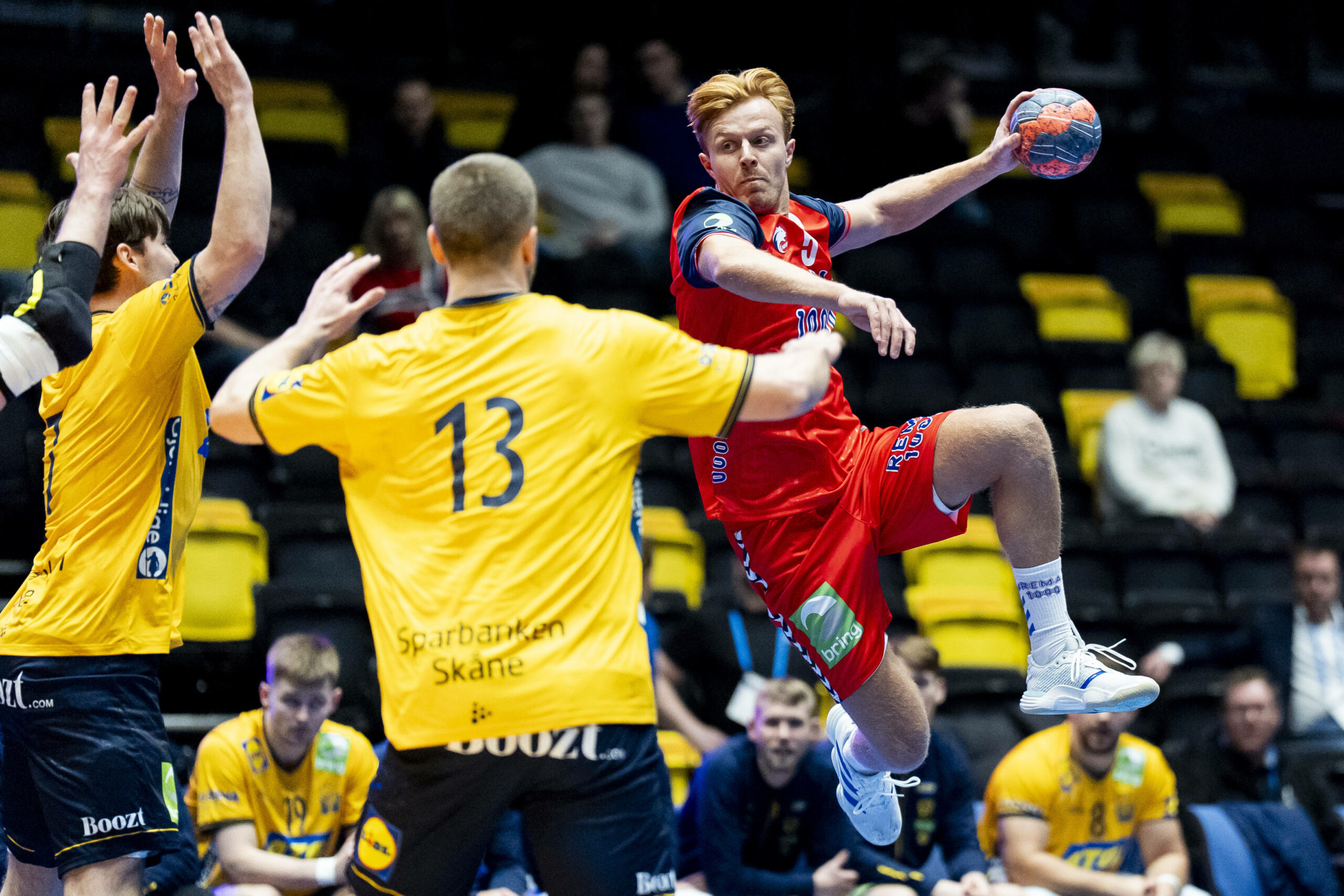 Nicolai Daling holt zum Sprungwurf aus.