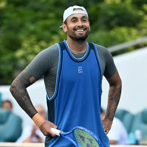 Nick Kyrgios strahlend auf dem Tennisplatz