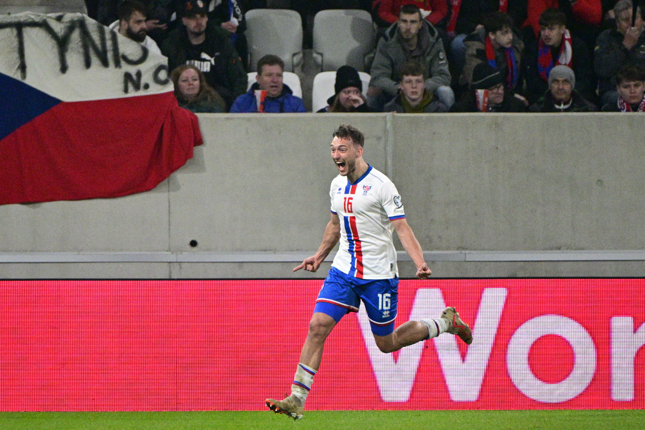 Nationalspieler von den Färöer Inseln Gunnar Vatnhamar jubelt über seinen Treffer in der WM-Quali gegen Tschechien
